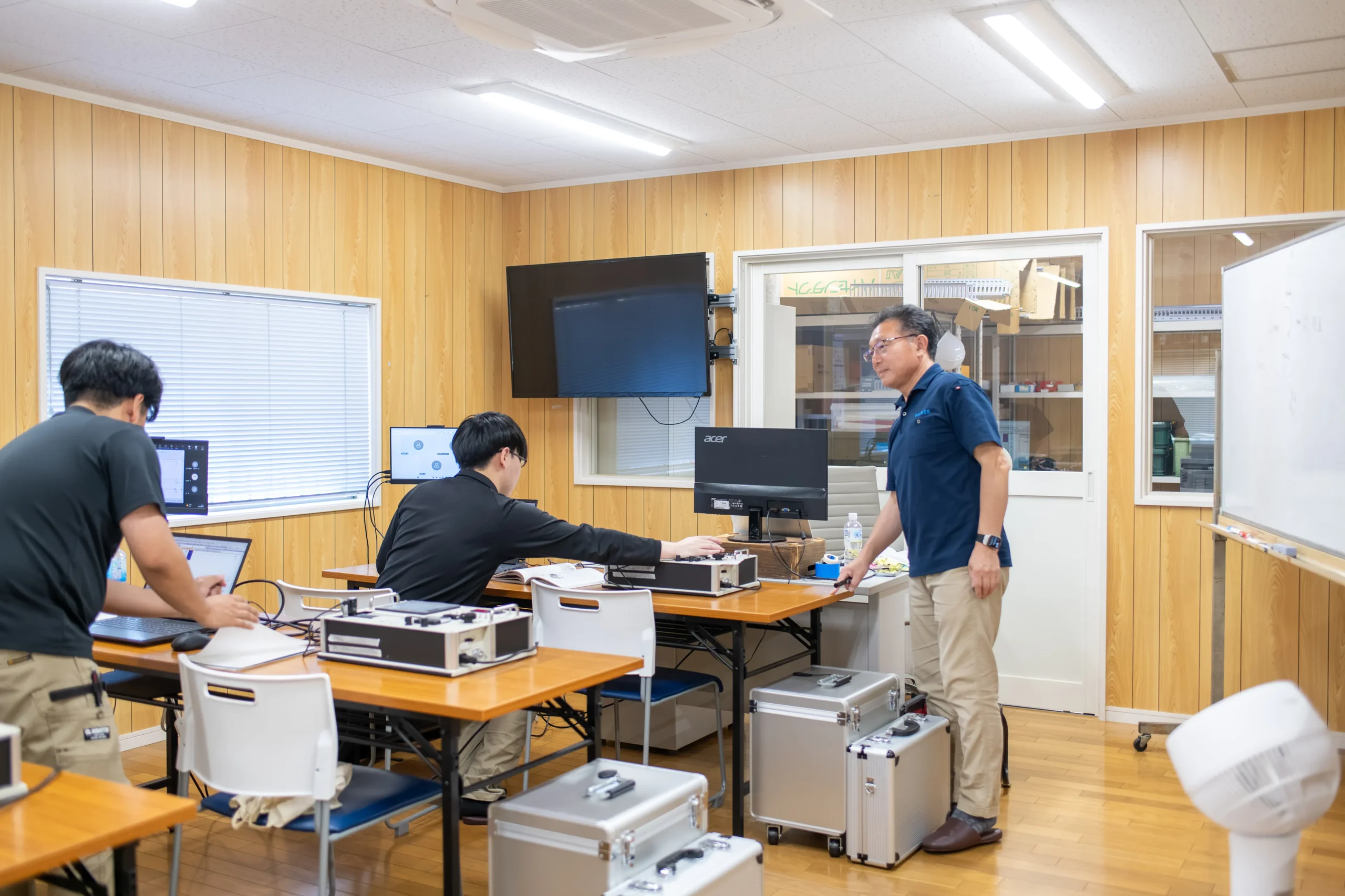 実践的なエンジニアスクールの講座で受講生が機器やPCを操作しながら専門講師の指導のもとで技術やノウハウを習得する